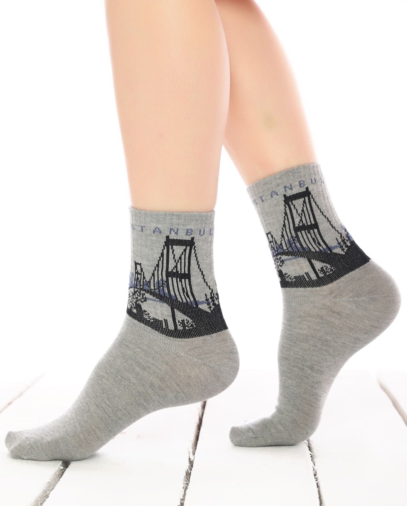 Boğaz Köprüsü Desenli Gri Renk Soket Çorap
