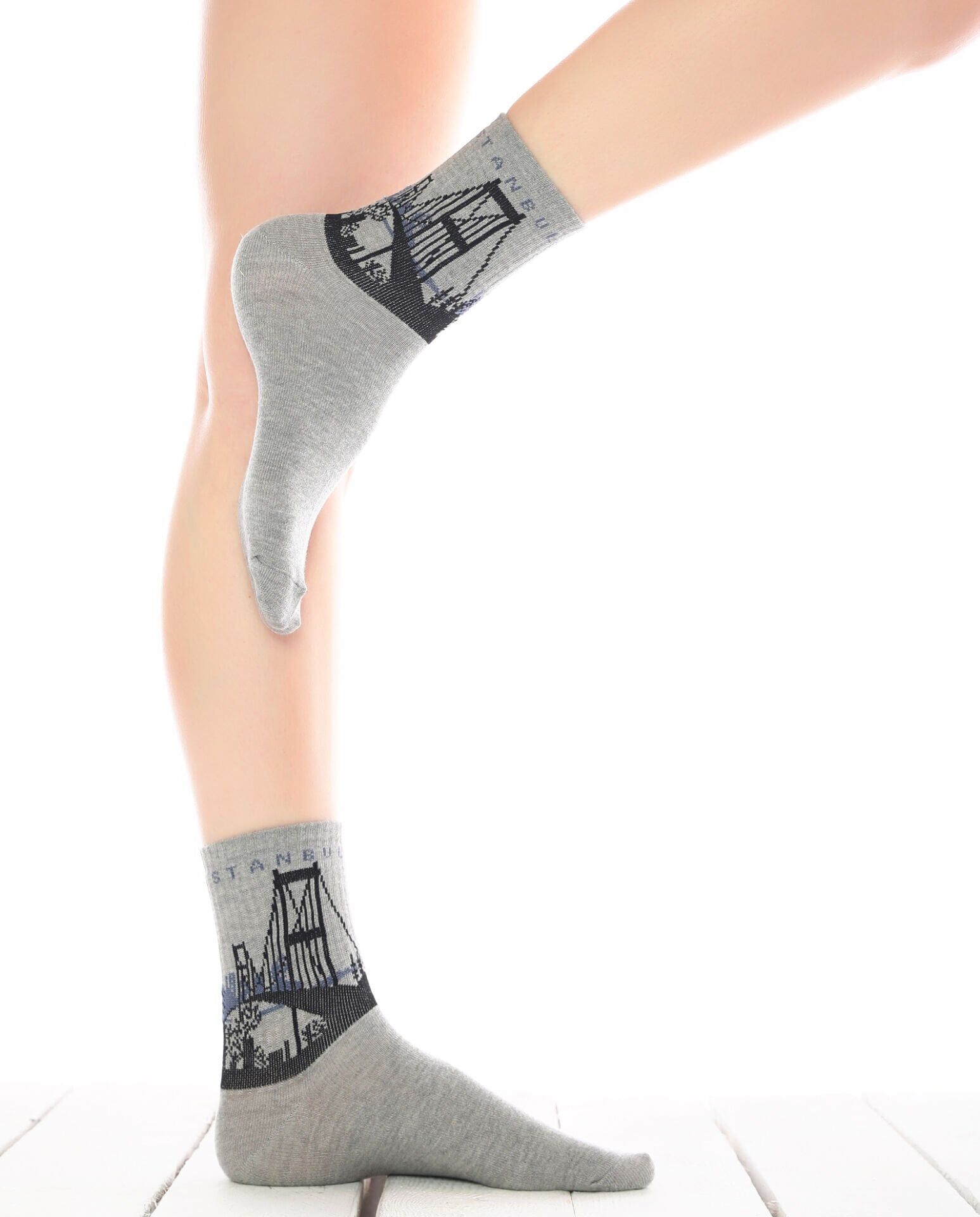 Boğaz Köprüsü Desenli Gri Renk Soket Çorap