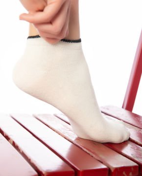 Beyaz Renk Bilek Siyah Detaylı Kısa Soket Çorap