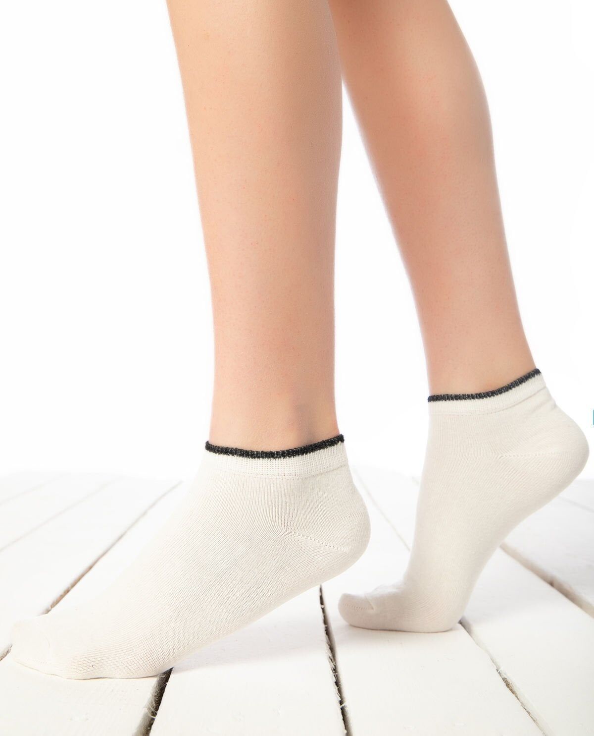 Beyaz Renk Bilek Siyah Detaylı Kısa Soket Çorap