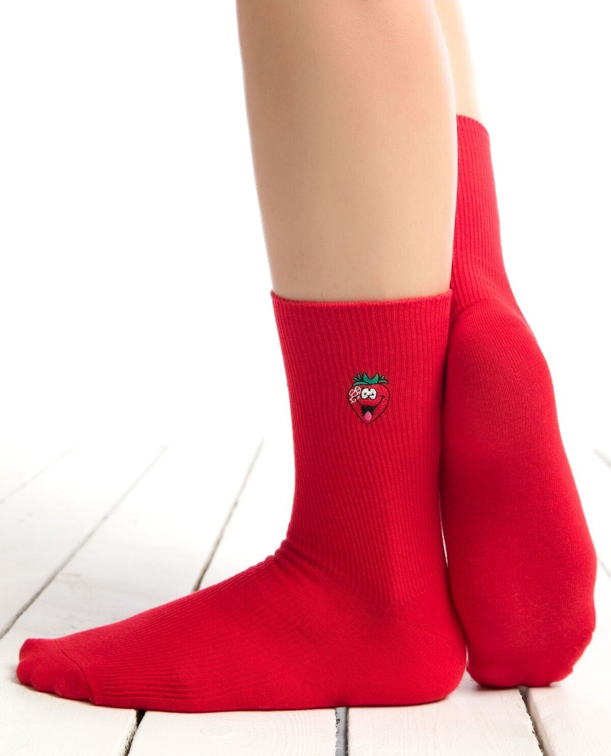 Çilek Nakışlı Kırmızı Renk Kadın Soket Çorap