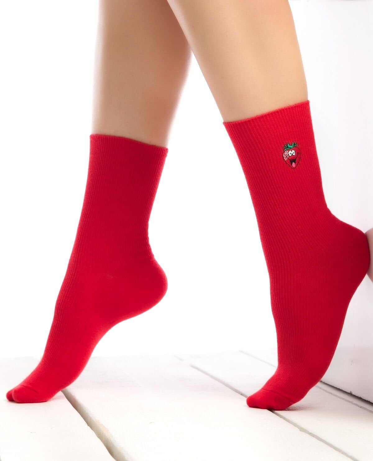 Çilek Nakışlı Kırmızı Renk Kadın Soket Çorap