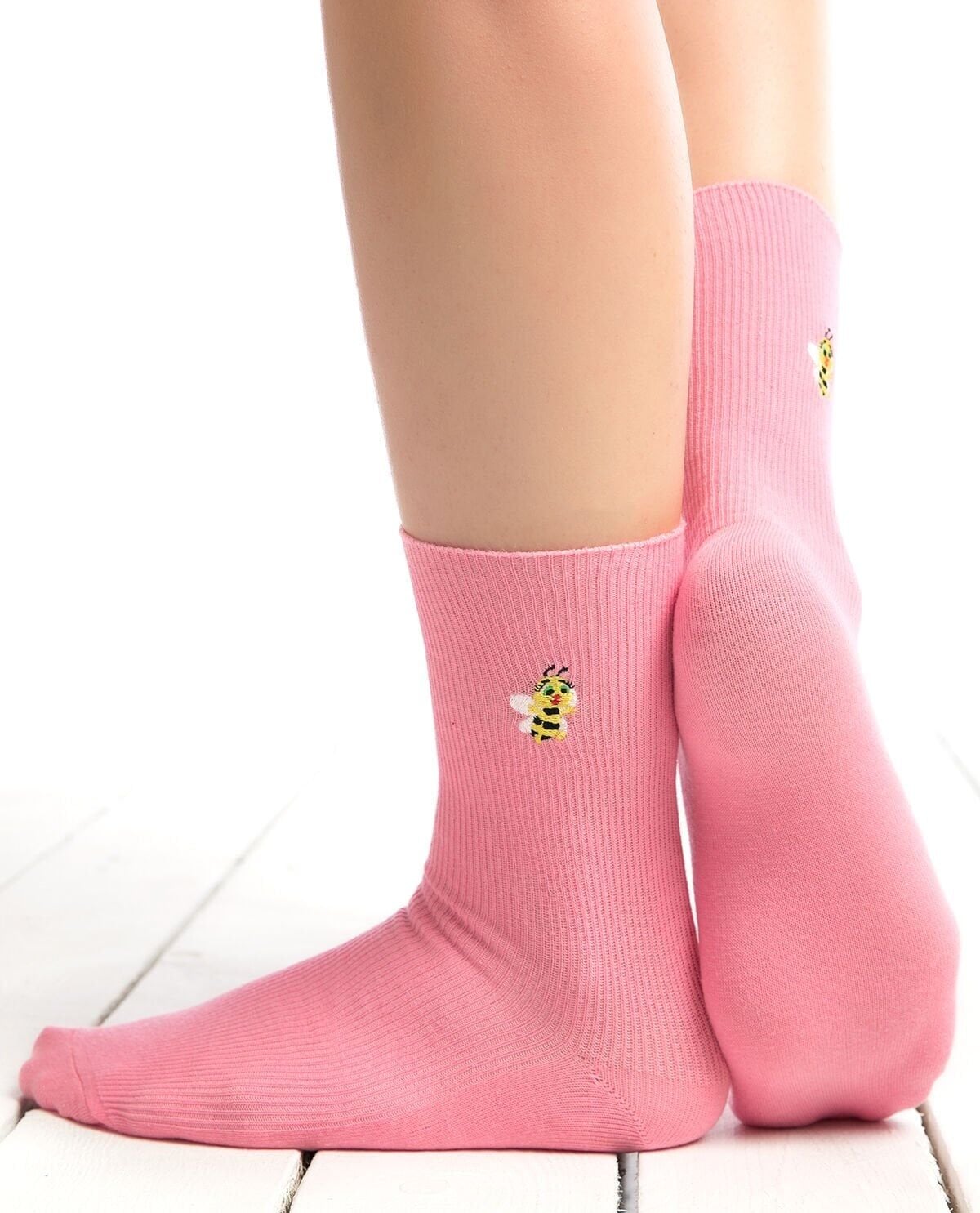 Arı Nakışlı Pembe Renk Kadın Soket Çorap