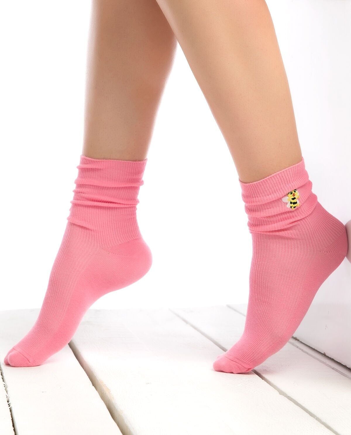 Arı Nakışlı Pembe Renk Kadın Soket Çorap