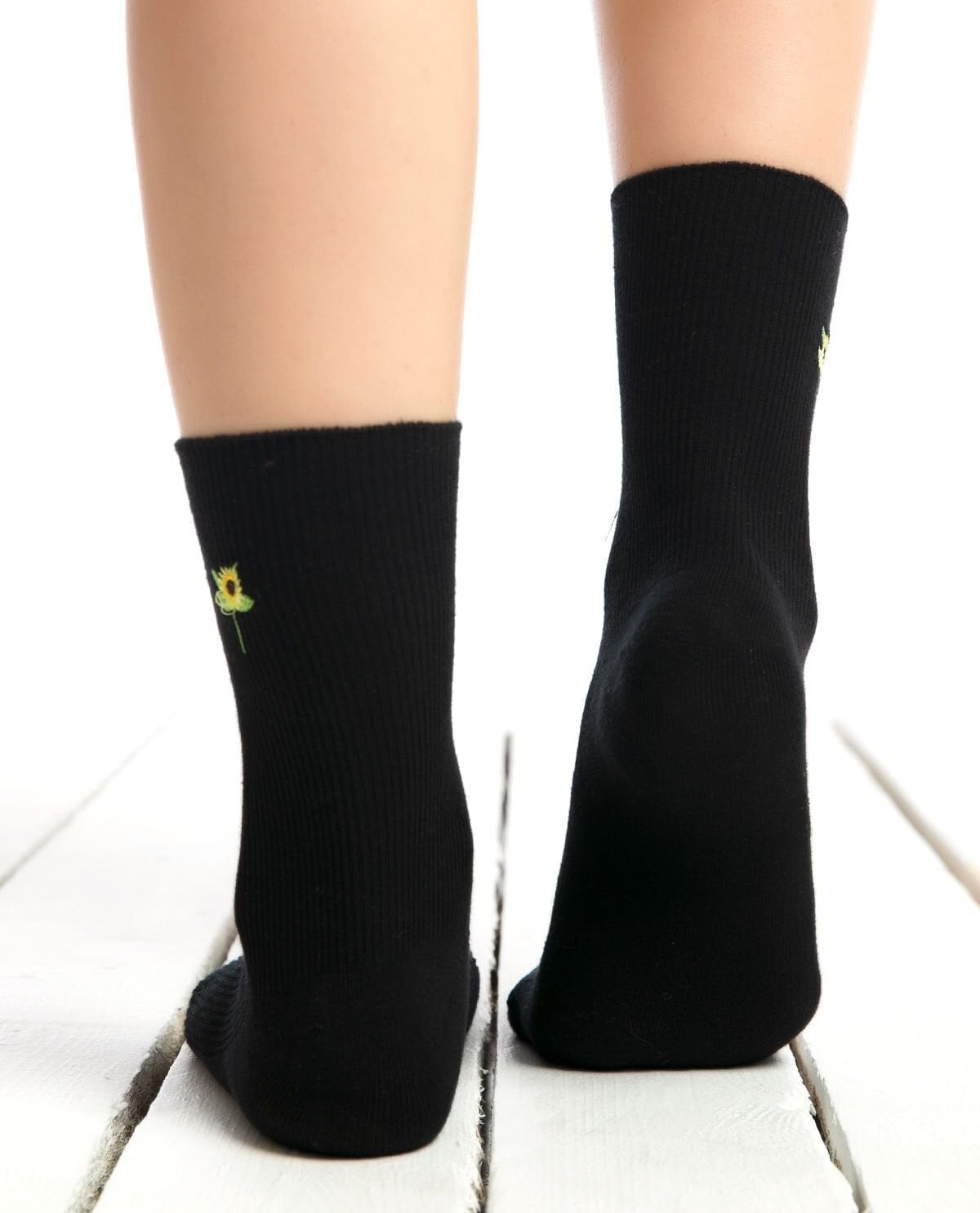 Ayçiçeği Nakışlı Siyah Renk Kadın Soket Çorap