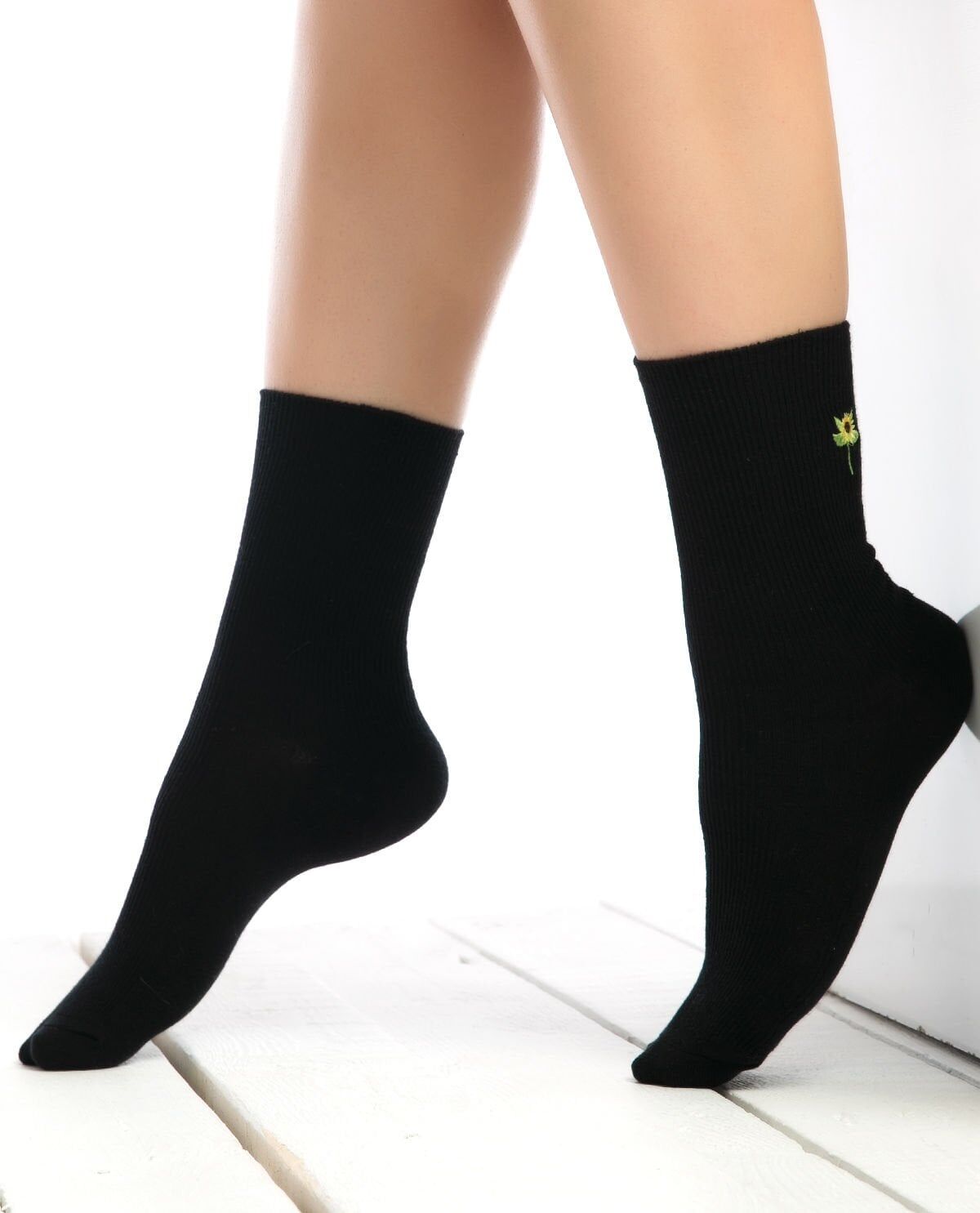 Ayçiçeği Nakışlı Siyah Renk Kadın Soket Çorap