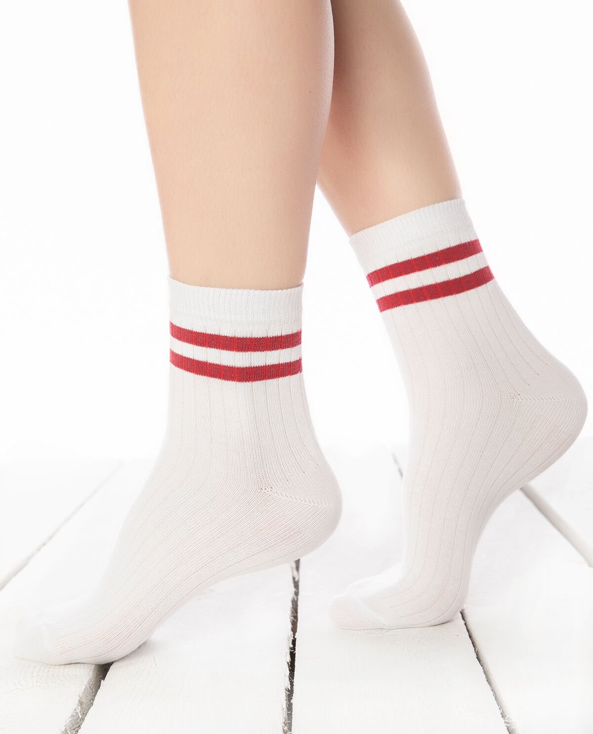 Larisa Beyaz Renk Bordo Çizgili Soket Çorap