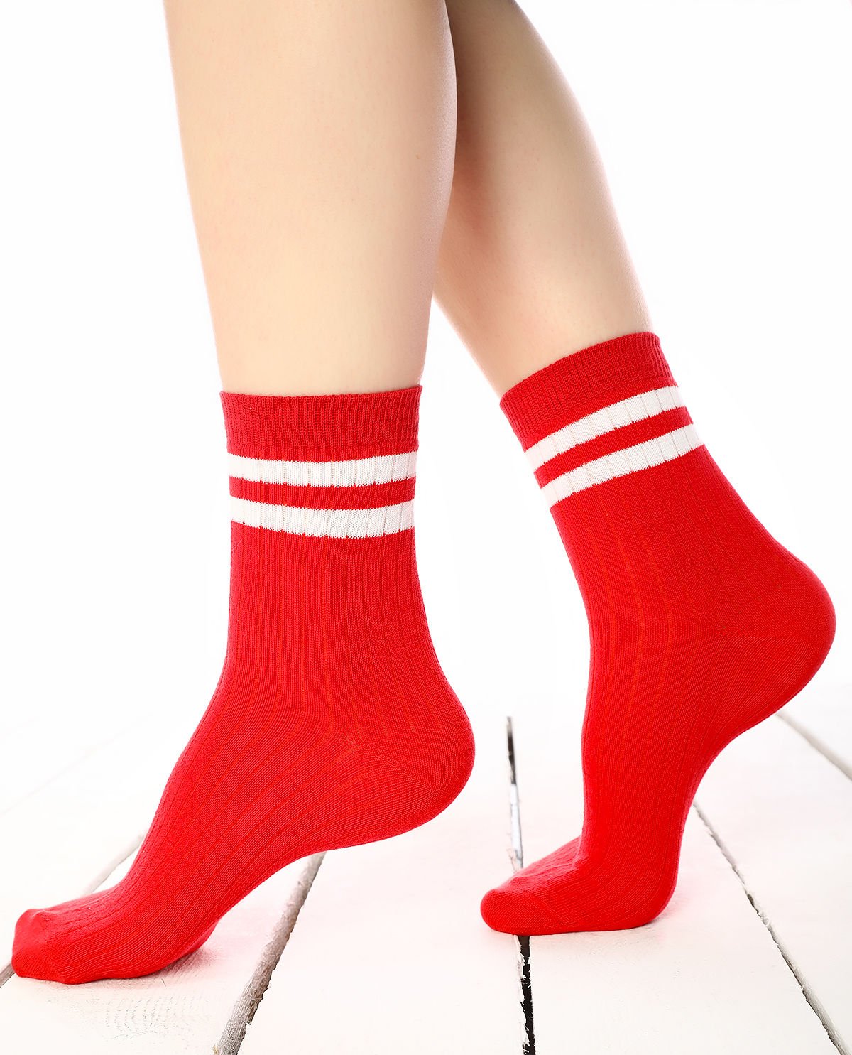 Larisa Bayrak Kırmızısı Renk Beyaz Çizgili Soket Çorap