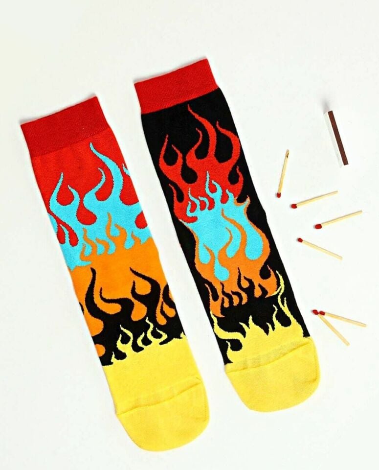 Farklı Tekli Çorap Renkli Alev Desenli