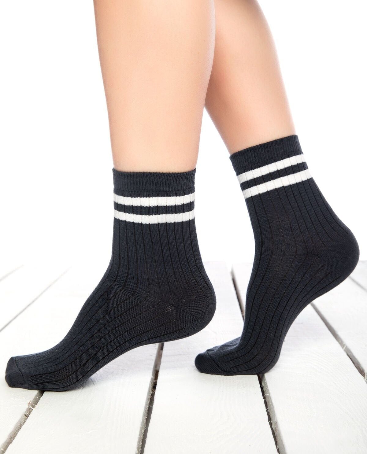 Larisa Antrasit Renk Beyaz Çizgili Soket Çorap
