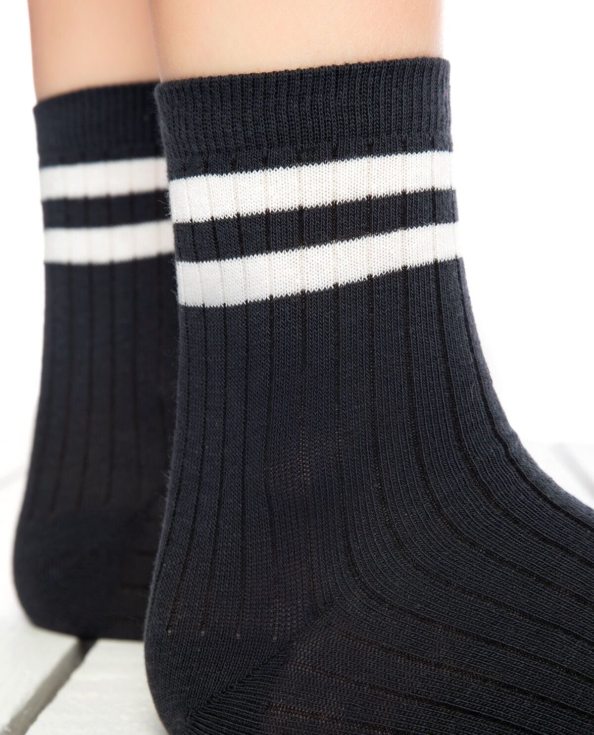 Larisa Antrasit Renk Beyaz Çizgili Soket Çorap