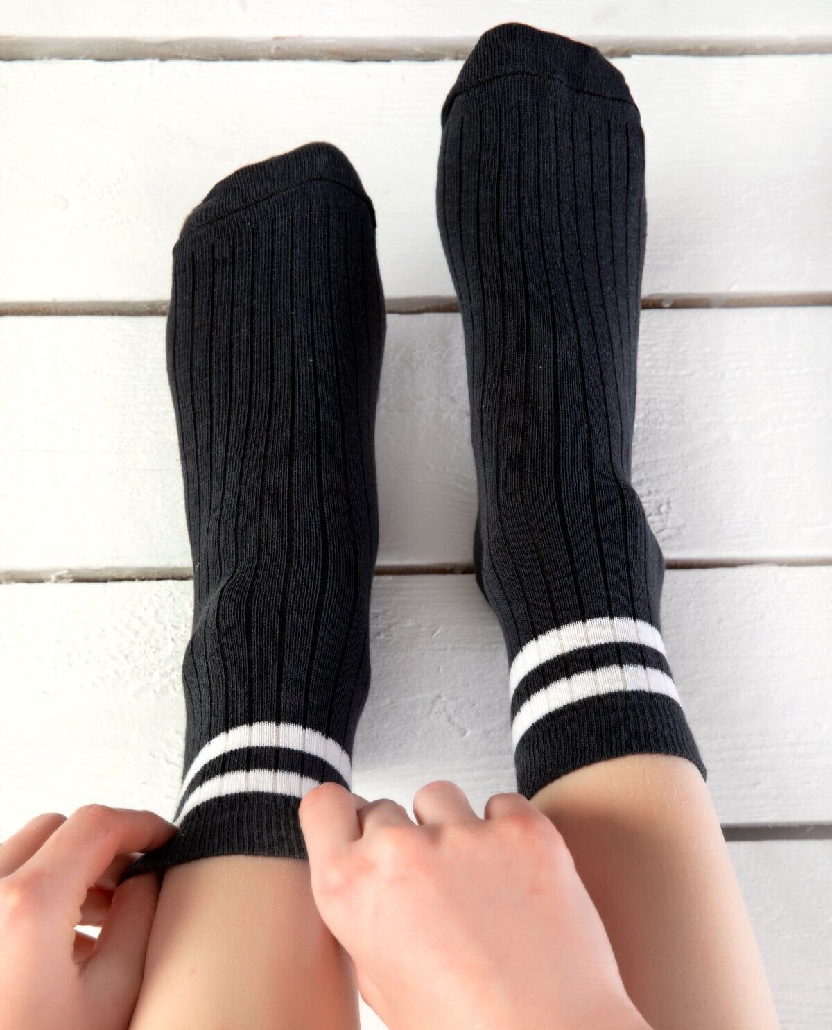 Larisa Antrasit Renk Beyaz Çizgili Soket Çorap
