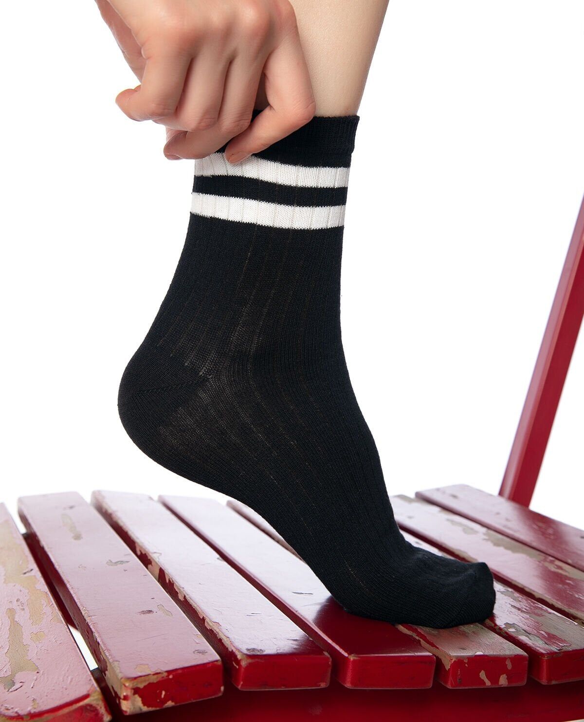 Larisa Siyah Renk Beyaz Çizgili Soket Çorap