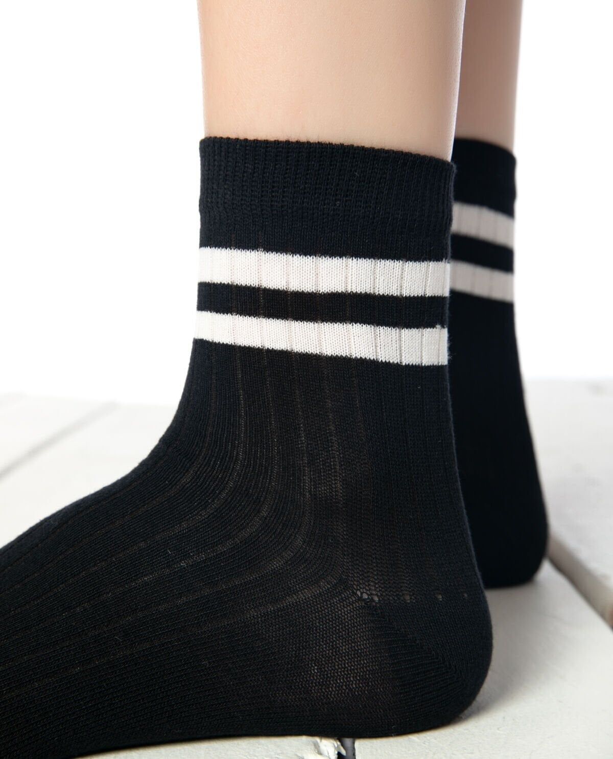 Larisa Siyah Renk Beyaz Çizgili Soket Çorap