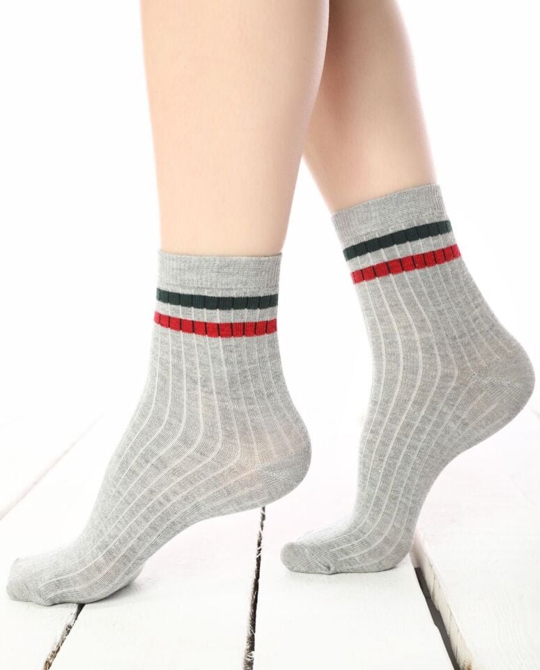 Larisa Gri Renk Kırmızı-Yeşil Çizgili Soket Çorap