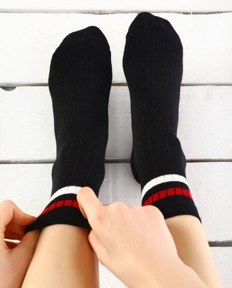 Larisa Siyah Renk Kırmızı-Beyaz Çizgili Soket Çorap