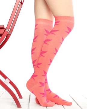 Pembe Yaprak Desenli Yavruağzı Renk Dizüstü Çorap