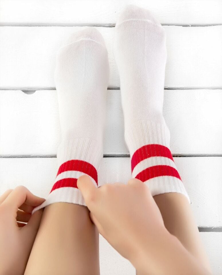 Serena Kırmızı Çizgili Beyaz Tenis Çorap